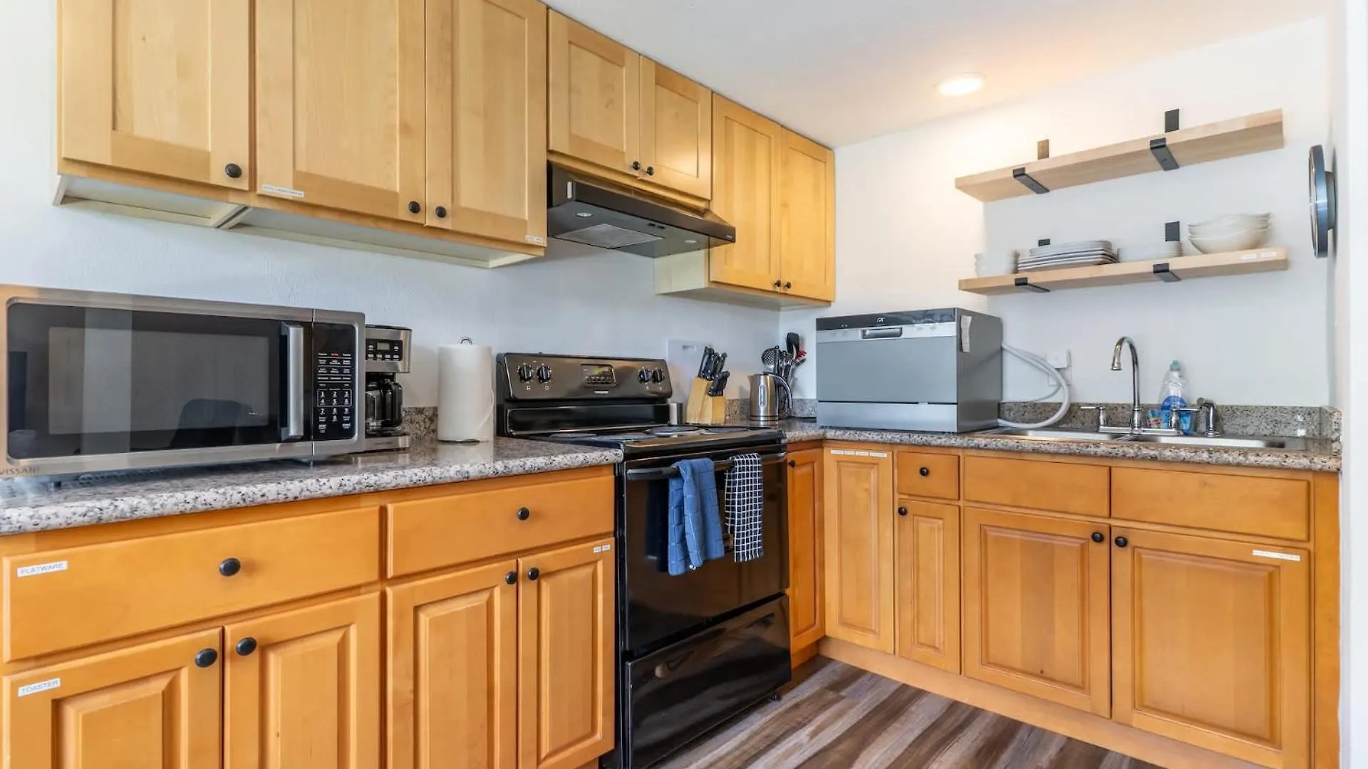 Entire Apt In South Seattle Workspace And Yard